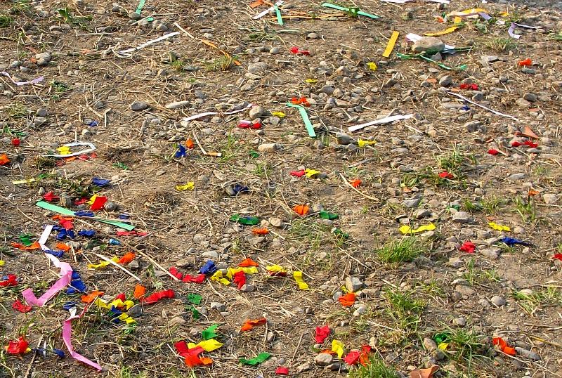 pignatte_restano solo coriandoli.jpg - Incredibile: a terra non restano che coriandoli. Ogni concorrente, ogni bambino si è portato via un coccio forse come ricordo o portafortuna.